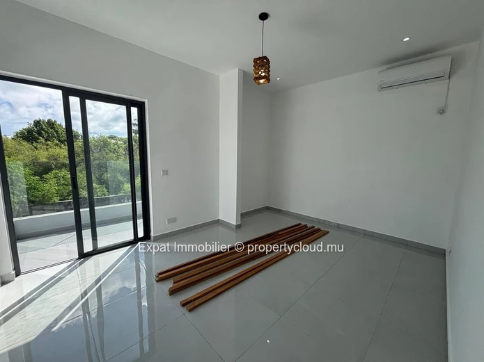New Villa With Pool In Calodyne – 2 Minutes From Intermart