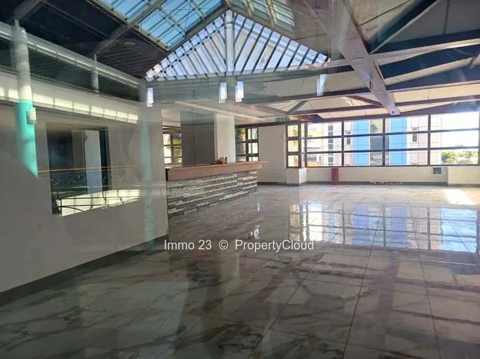 Emplacement commercial - 360m2 - Quatre Bornes - Ref. EM100043LO