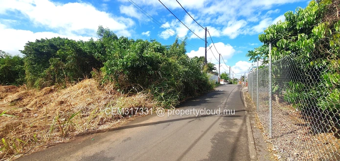 20,68 Perches Terrain Résidentiel & Commercial en Toute Propriété à Vendre – Paillote, Vacoas