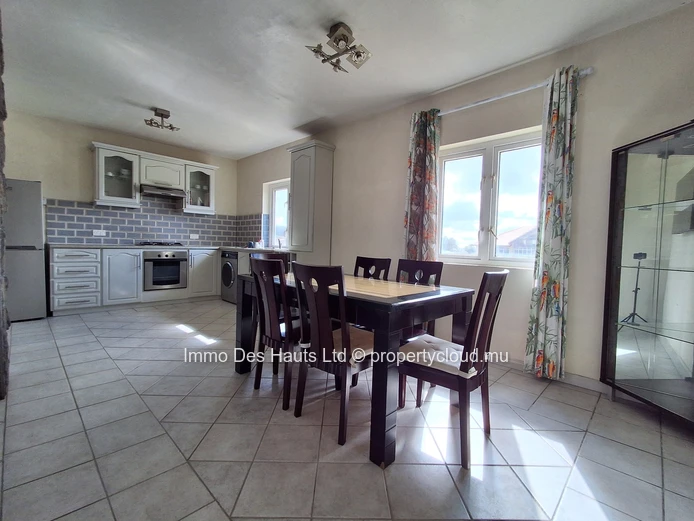Appartement de 3 chambres meublé en vente curepipe 