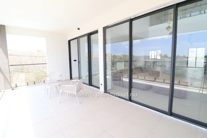 Penthouse moderne avec vue sur la mer.