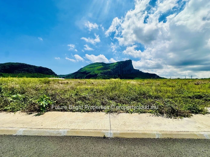 Terrain Résidentiel À Vendre À Pierrefonds, Palma – Belle Vue Sur La Montagne