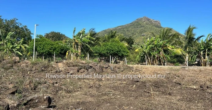 Terrain de 2 100 m² à Vendre à Tamarin