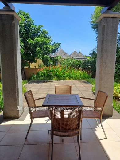 Villa moderne élégante avec vue montagne, piscine et grand terrain
