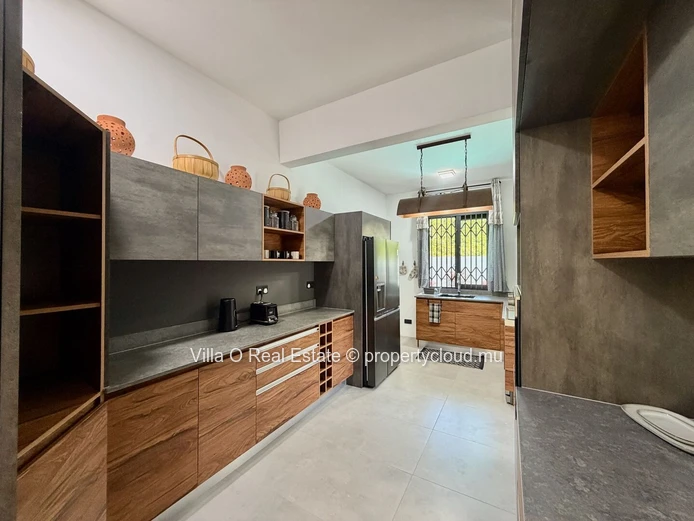 In a private neighborhood, close to the sea, this villa with modern architecture is bright and spacious. It offers in...