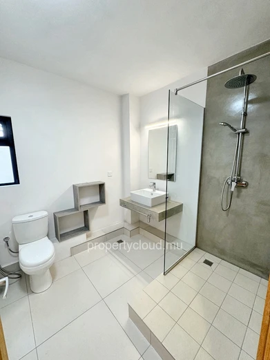 Sodnac for rent recent 3 bedroom apartment and 2 parking spaces located in a secure, quiet luxury residence.