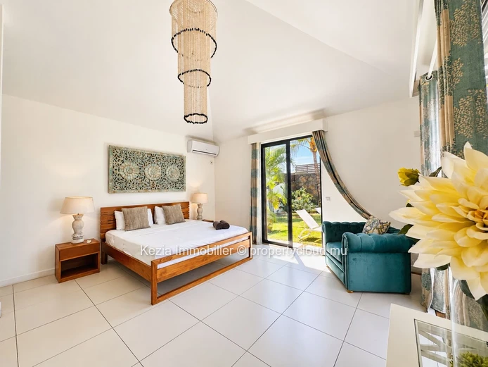 Single-Story Villa With A Tropical Flair