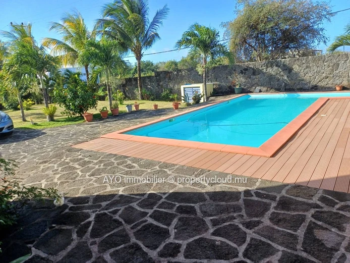 Beautiful 4 bedroom villa with pool and huge garden in Calodyne
