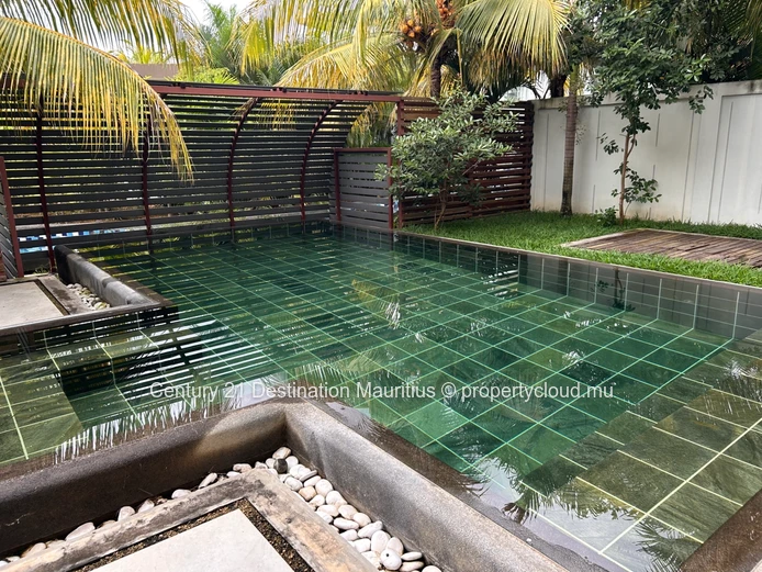 Villa  premium  de 4 chambres en duplex , avec piscine , jardin tropical et prestation de luxe  