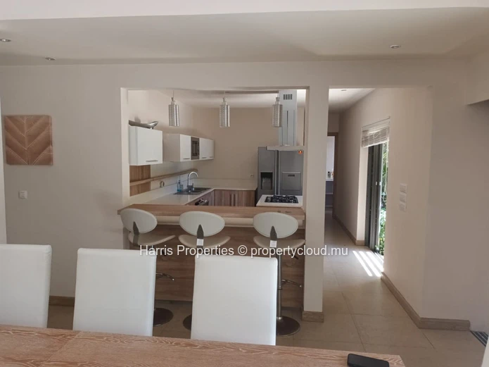 À vendre : Luxueuse Villa  de 400m2 avec 4 chambres à coucher ensuite région Grand-Baie