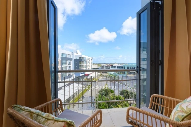 Apartment for sale accessible to foreigners (R+2) on Grand Baie La Croisette, 130 m2 duplex, sold furnished and equip...