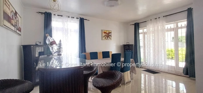 Villa for sale with private swimming pool not far from London supermarket, close to all amenities. 