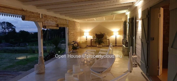 Exceptional Mauritian villa in Colonial and Creole style on Piton. An infinity pool and a breathtaking view.