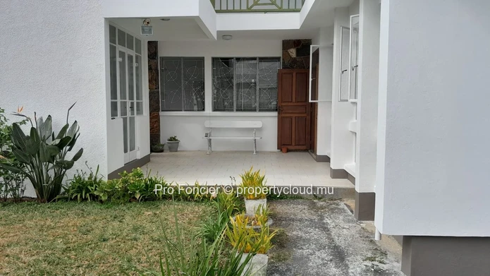 Ground floor of a house for rent as office in the center town of Quatre-Bornes- Good Opportunity !!
