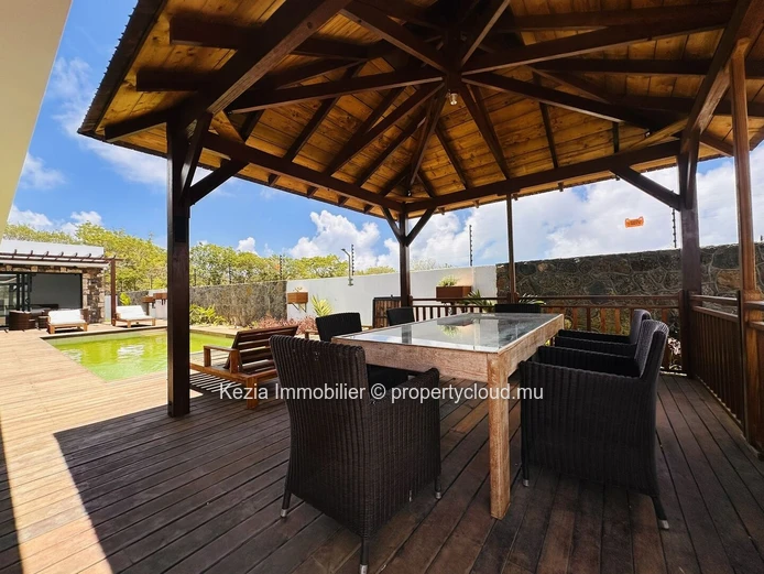 Contemporary Villa With Balinese Charm