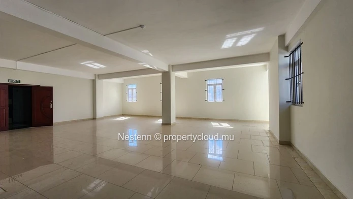 Bureau spacieux non meublé de 257m2 avec balcon