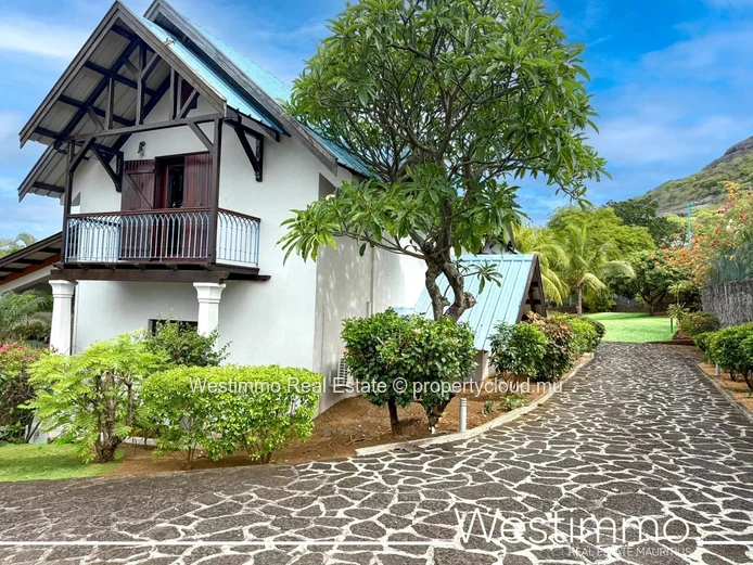 TAMARIN - 750 m2 villa ideal for a family or rental project