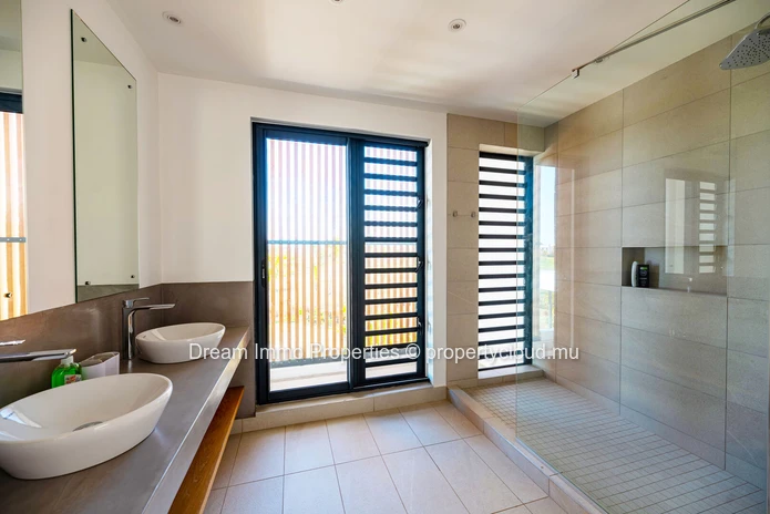 Modern 4-bedroom villa with golf view and private pool at Azuri Village – Mauritius