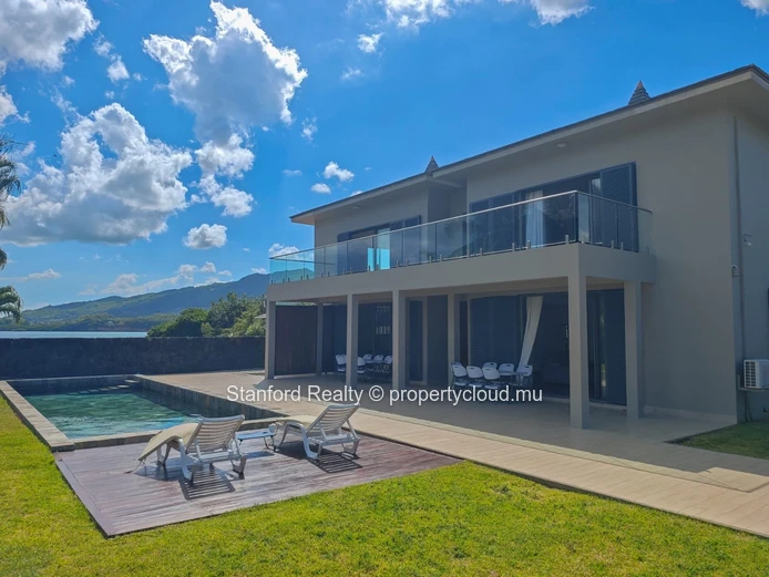 Villa en bord de mer à vendre – 4 chambres, Vieux Grand Port 