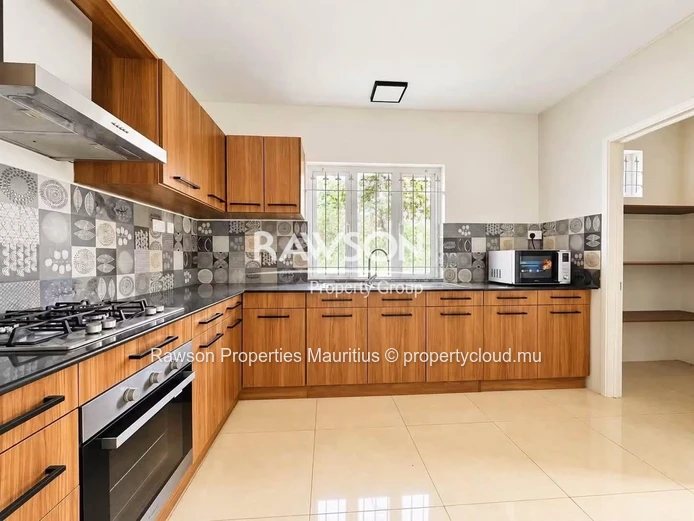 À Louer : Spacieuse Villa Familiale À Calodyne | 4 Chambres | Entretien De La Piscine Et Du Jardin Inclus