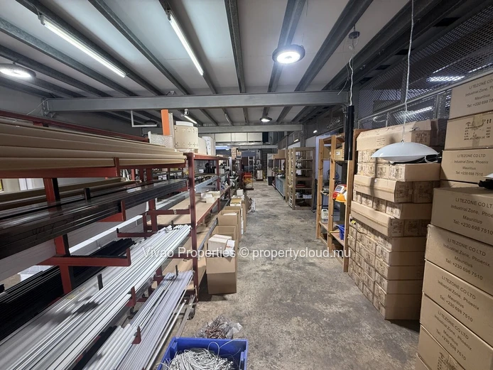Bâtiment industriel de 1670m² à vendre à Phoenix avec un terrain de 4560m² - Rs 100m