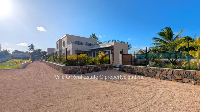 Dans une toute nouvelle résidence sécurisée, exclusive, avec un superbe jardin commun de 2000 m2, jolie maison avec j...