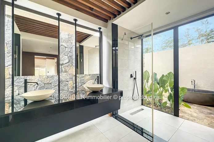 Sumptuous villa in a secure residence