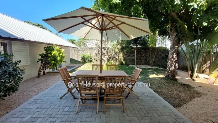 Villa meublée de 3 chambres avec piscine à louer à Calodyne