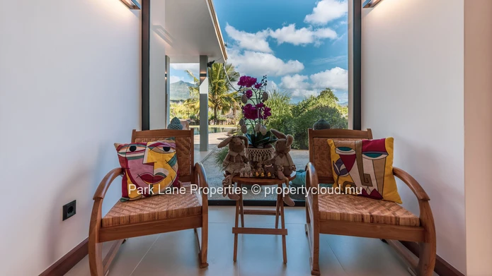 Charmante maison familiale au pied de la montagne avec un jardin tropical luxuriant et des vues spectaculaires