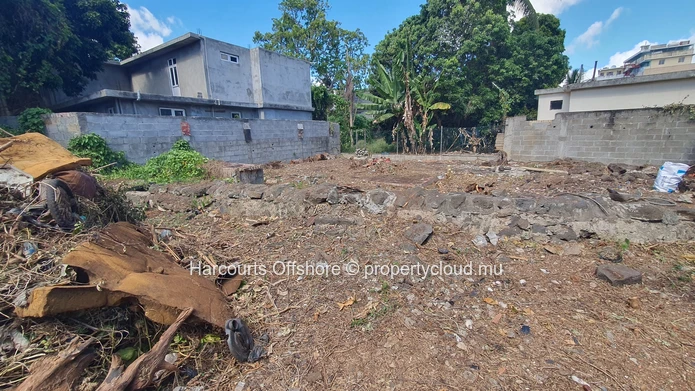 Terrain Résidentiel à Vendre à Beau Bassin - 284 m² de Potentiel