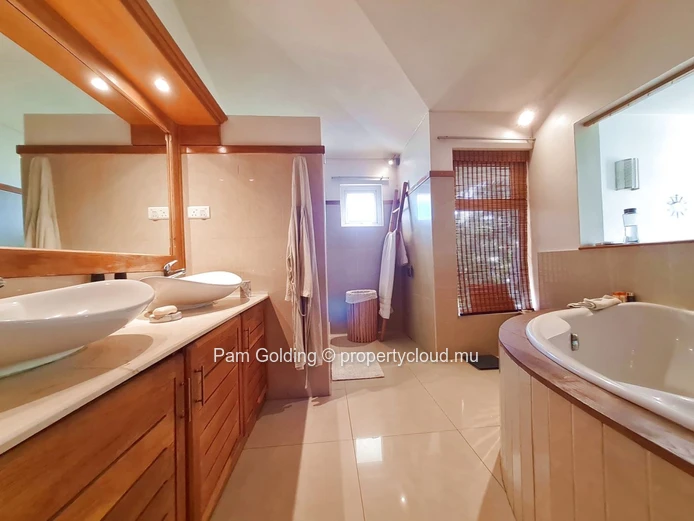 Superbe spacieuse et lumineuse villa de 4 chambres à coucher à vendre