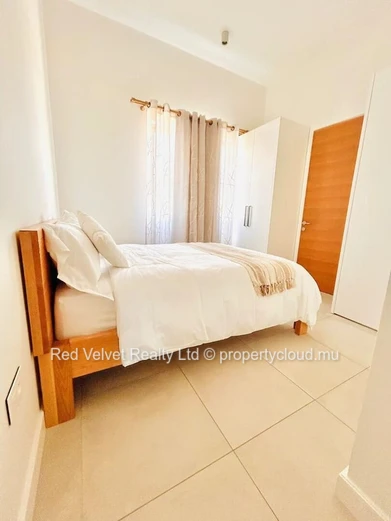 Appartement en bord de mer à louer à Grand Gaube | 3 chambres avec salles de bain attenantes | Terrasse et jardin
