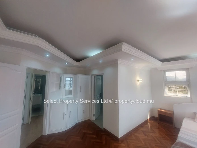 À Vendre : Spacieux Appartement au Centre de Quatre Bornes à Rs