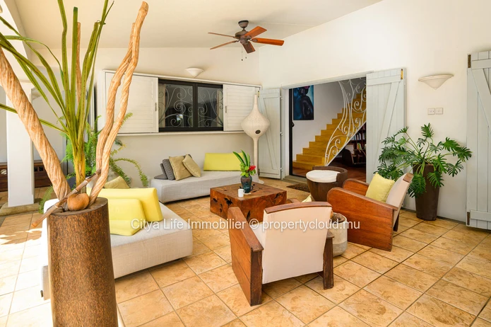 Maison meublée à louer à Calodyne, 406m² sur terrain de 2.500m², 4 chambres, piscine privée, garage, jardin, veranda....