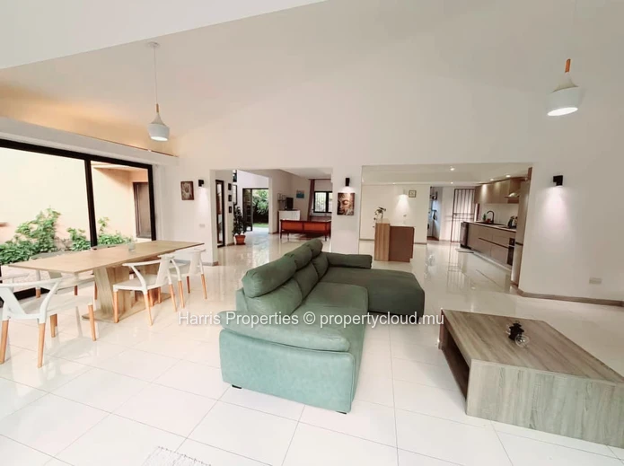 5-Bedroom Villa With Office For Rent – Bain Boeuf