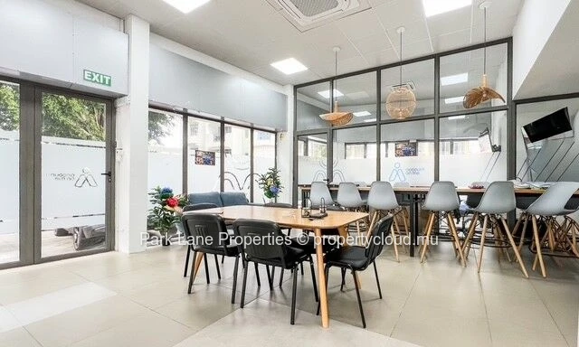 High exposure commercial building in the heart of Quatre Bornes – Exceptional visibility 