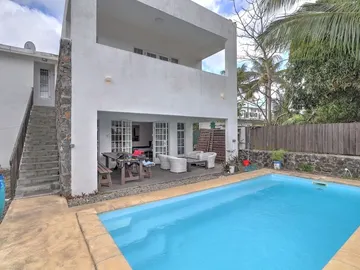6-bed villa with private pool in a sought after area