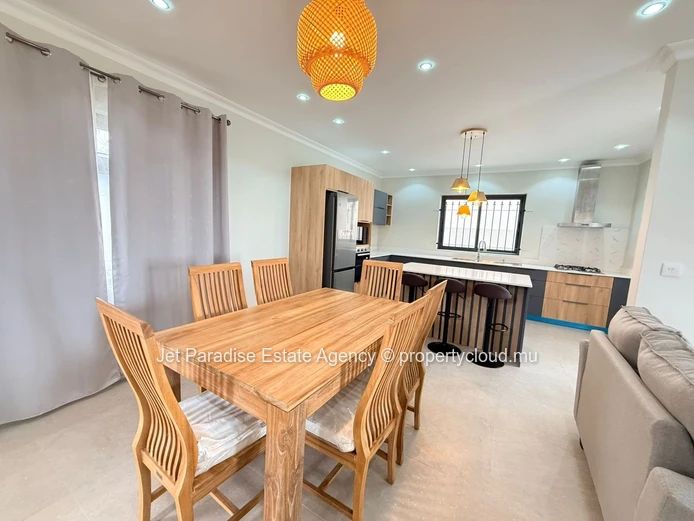 Maison neuve de 4 chambres avec piscine privé et espace Jardin