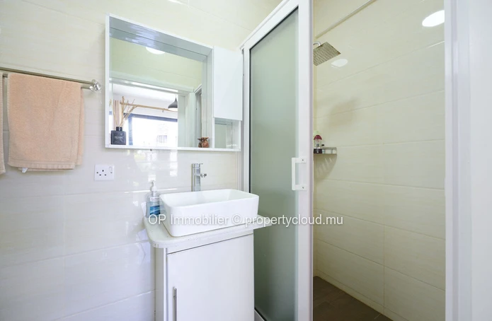 Stunning G+2 Apartment in Péreybère with Communal Pool, Fully Furnished and Equipped - Sea Access, Close to Amenities...