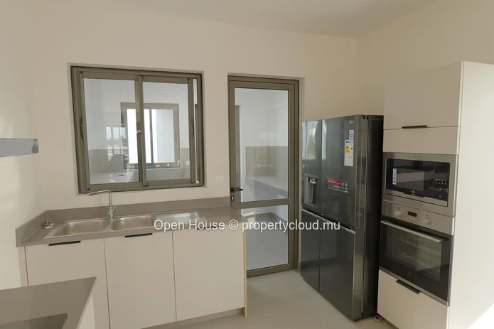 Penthouse PDS à vendre à Trou aux Biches, 345m², 3 chambres, piscine commune, accessible aux étrangers, plage, parkin...