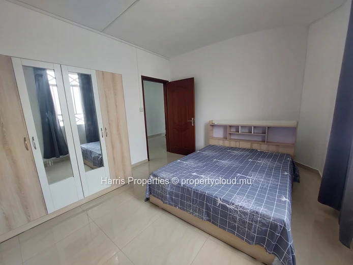 Spacieux et magnifiquement conçu, cet appartement de premier étage est à louer à Trou aux Biches