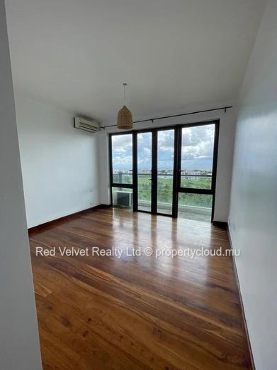 Luxury 300m² Penthouse Overlooking Parkland & Mountain Views