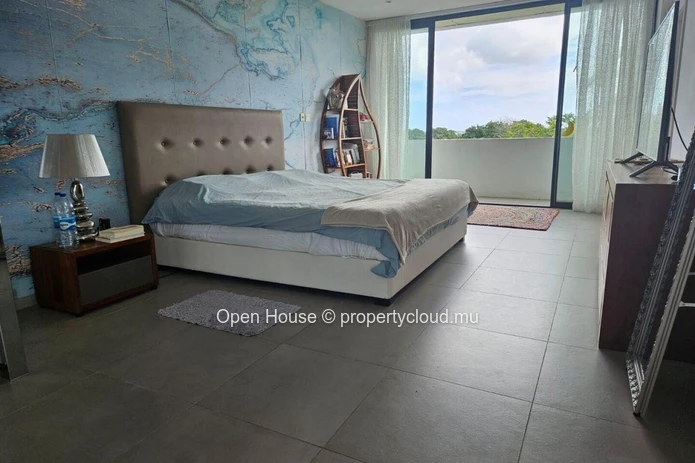 Villa RES, 5 bedrooms, 5 bathrooms, swimming Pool. Avalaible to foreigners. Grand Bay.