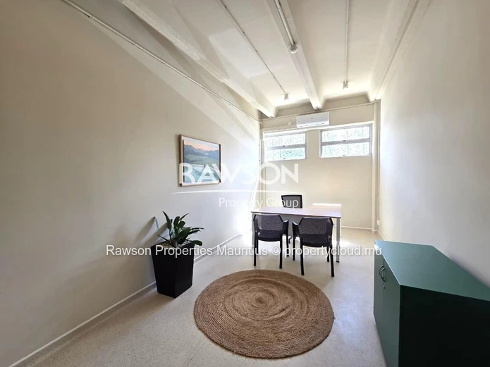 Bureau De 17,6 M² | Location Tout Compris | Mobilier | Nombreuses Installations Et Services | Solitude
