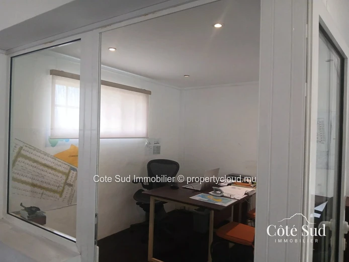 Spacious 400 m² offices in Floréal – 8 modern rooms