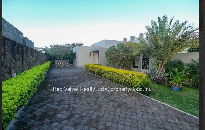 Villa meublée à louer à Balaclava, 260m², terrain de 844m², 3 chambres, air conditionné, balcon, plage, garage, proch...