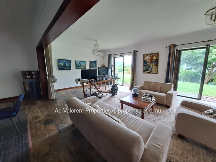 Superb 5-bedroom house with garden and swimming pool for rent in Balck River 