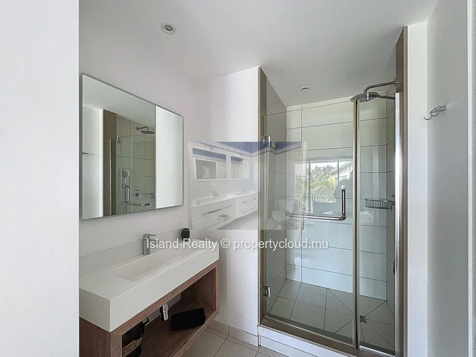 Magnificent penthouse with private pool and sea view located in Peyrebère.