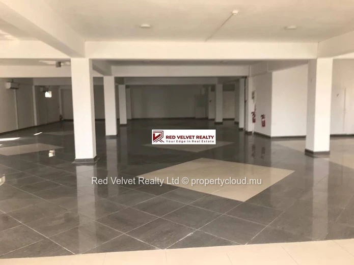 Espace de bureaux de 380 m² à louer à Quatre Bornes | Emplacement stratégique pour votre entreprise