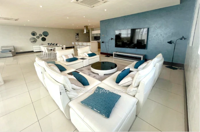 Appartement RES à vendre à Grand Baie, 215m², 3 chambres, piscine commune, meublé, climatisé, rénové, prix $580,000.